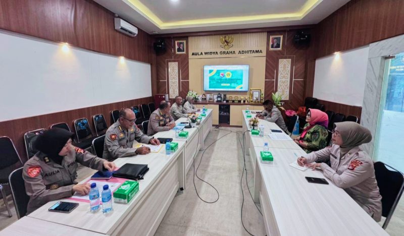 Polda NTB bersama Universitas Mataram (Unram) menggelar rapat pembahasan draf kerja sama pembentukan Pusat Studi Kepolisian berbasis riset dan sistem peringatan dini (early warning system) di Aula Widya Graha Adhittama Biro SDM Polda NTB, Selasa (27/1/2026).