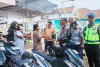 Petugas Satlantas Polresta Mataram bersama Dinas Perhubungan Kota Mataram saat melakukan sidak parkiran di sekitar sekolah untuk menekan pelajar di bawah umur mengendarai sepeda motor, Rabu (22/01/2026).