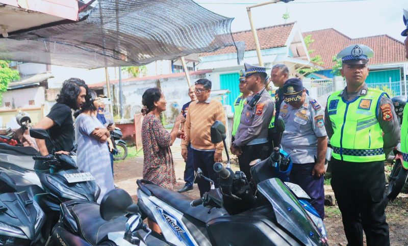 Petugas Satlantas Polresta Mataram bersama Dinas Perhubungan Kota Mataram saat melakukan sidak parkiran di sekitar sekolah untuk menekan pelajar di bawah umur mengendarai sepeda motor, Rabu (22/01/2026).