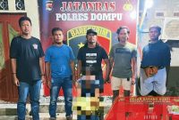 Petugas Polres Dompu mengamankan terduga pelaku beserta barang bukti dalam pengungkapan kasus pemanahan terhadap pelajar dan tindak pidana narkotika jenis sabu di wilayah Kabupaten Dompu, NTB.