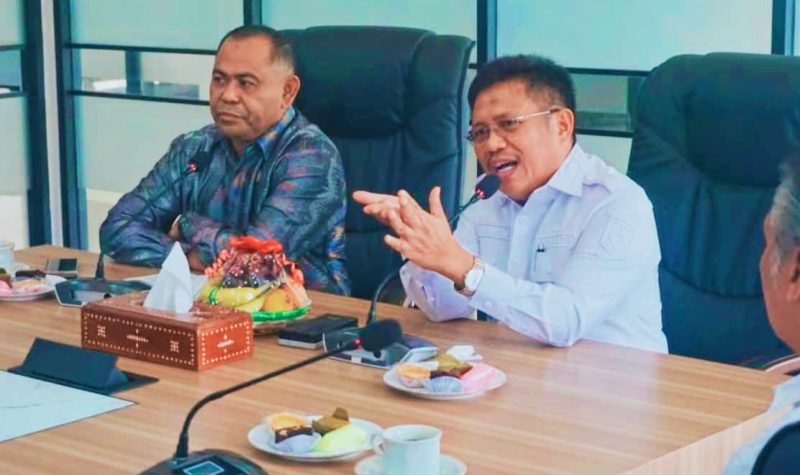 Ketua rombongan Badan Musyawarah (Banmus) DPRD Provinsi NTB  Yasin bersama Bupati Lombok Barat, H. Lalu Ahmad Zaini, saat kunjungan kerja dan pertemuan koordinasi di Ruang Rapat Kantor Bupati Lombok Barat.