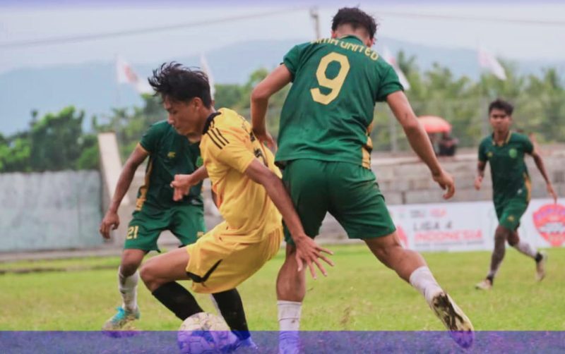 Suasana pertandingan Persebi vs Bima United saat laga berlangsung sengit pada Final Liga IV Zona Pulau Sumbawa di Stadion Lalu Magaparang, Taliwang, Kabupaten Sumbawa Barat, Kamis (29/1/2026).