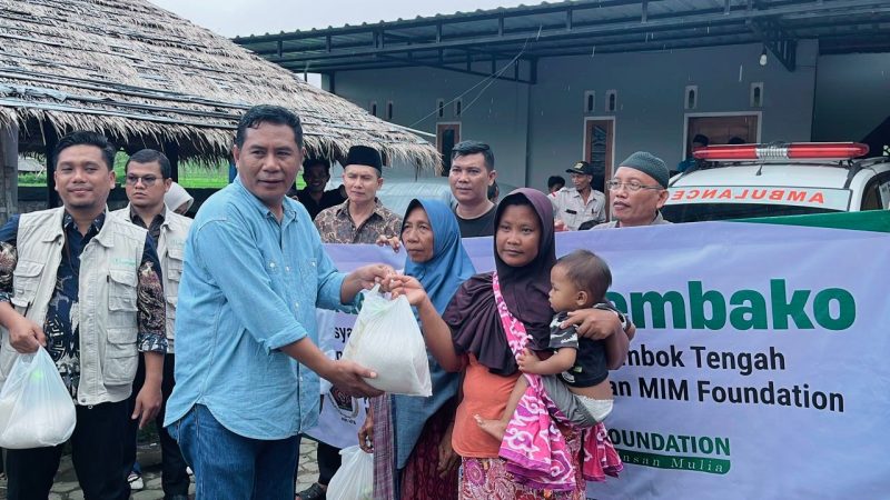 PWI NTB bersama MIM Foundation menyalurkan ratusan paket sembako kepada korban banjir di Desa Kabul, Kecamatan Praya Barat Daya, Lombok Tengah, Jumat (30/1/2026).