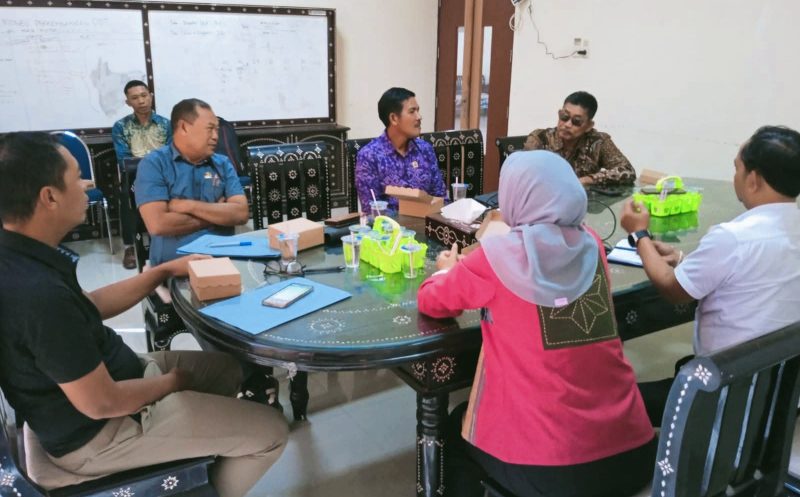Empat anggota DPRD Kabupaten Sumbawa saat melakukan konsultasi dengan Kepala Dinas Koperasi dan UKM Provinsi NTB beserta jajaran di Kantor Diskop UKM NTB, Mataram, membahas kendala dan solusi Program Koperasi Desa/Kelurahan Merah Putih, Jumat (30/1/2026).