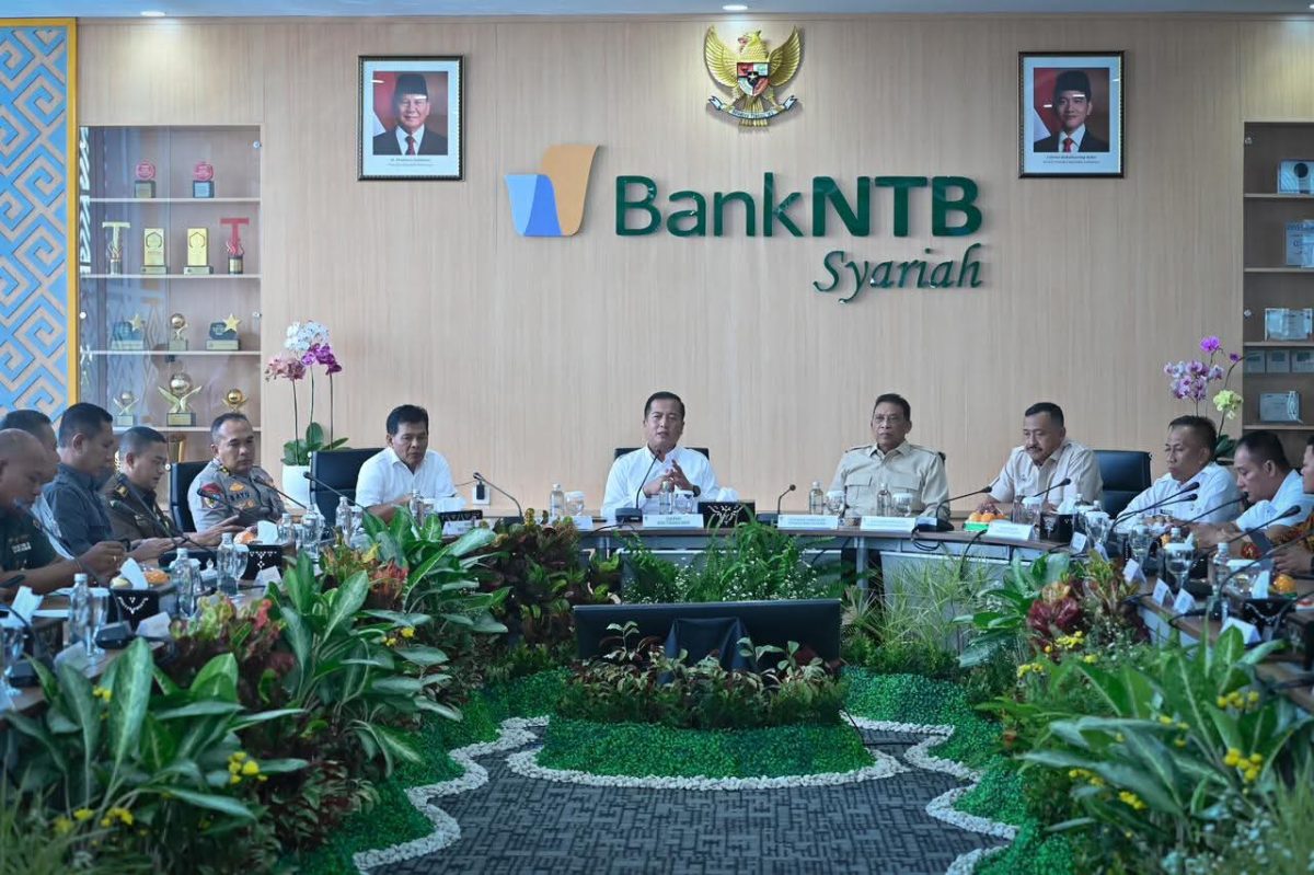 Gubernur NTB Lalu Muhamad Iqbal menyampaikan arahan saat Rapat Koordinasi Program Makan Bergizi Gratis (MBG) bersama Badan Gizi Nasional dan jajaran Pemprov NTB di Mataram, Rabu (4/2/2026).