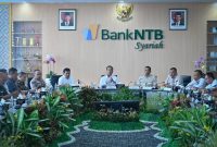 Gubernur NTB Lalu Muhamad Iqbal menyampaikan arahan saat Rapat Koordinasi Program Makan Bergizi Gratis (MBG) bersama Badan Gizi Nasional dan jajaran Pemprov NTB di Mataram, Rabu (4/2/2026).