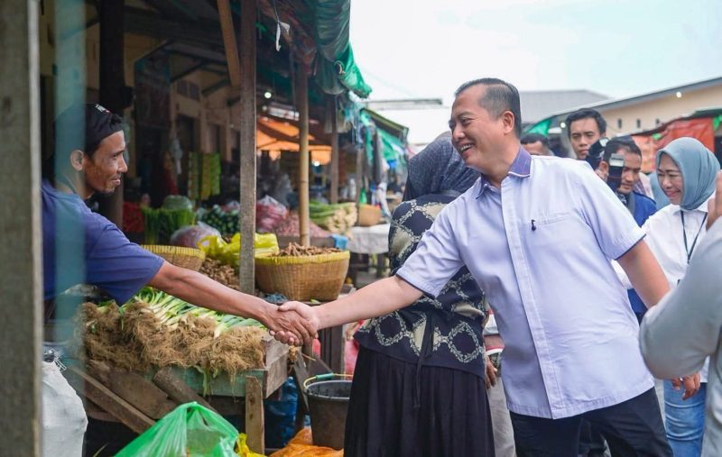 Gubernur NTB Lalu Muhamad Iqbal meninjau Pasar Mandalika, memastikan stok cabai dan bahan pokok aman jelang Ramadan