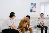 Bupati Lombok Timur meninjau layanan Kantor Imigrasi Kelas II Non TPI Lombok Timur dan berdiskusi dengan Kepala Imigrasi terkait pelayanan paspor bagi masyarakat.