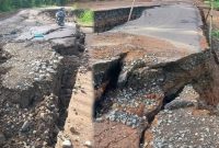 Kondisi Jalan Provinsi Parado-Tente di Kecamatan Parado, Kabupaten Bima, yang amblas hingga 100 meter dan menghambat aktivitas warga.