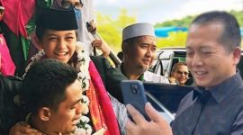 Gubernur NTB Lalu Muhamad Iqbal saat video call dengan qari cilik asal Bima, Muhammad Zian Fahrezi, memberikan apresiasi atas prestasi juara internasional, Kamis (12/2/2026).