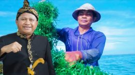 Kepala Dinas Kelautan dan Perikanan Provinsi NTB, Muslim, bersama petani rumput laut di kawasan Pantai Ekas, Teluk Ekas, Lombok Timur 