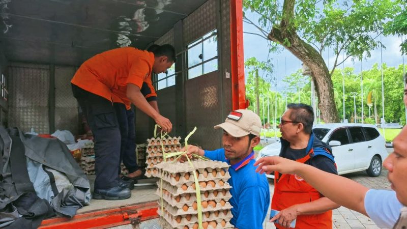Petugas BPBD Provinsi NTB menyalurkan bantuan logistik darurat berupa air bersih dan perlengkapan kebutuhan dasar kepada wilayah terdampak banjir bandang di Pulau Sumbawa, Ahad (1/2/2026).