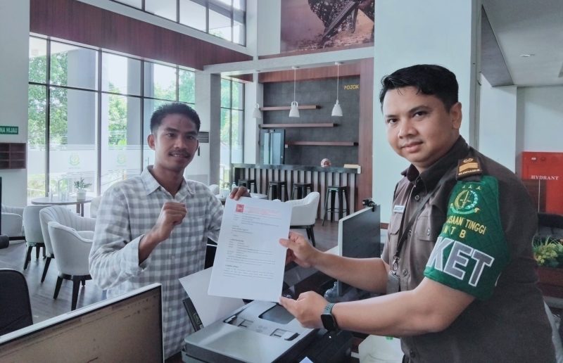 Aktivis Nasional Politik (NasPol) NTB saat menyerahkan laporan dugaan penyalahgunaan wewenang dan korupsi proyek jalan Lenangguar-Lunyuk Kabupaten Sumbawa ke Kejaksaan Tinggi (Kejati) NTB di Mataram.