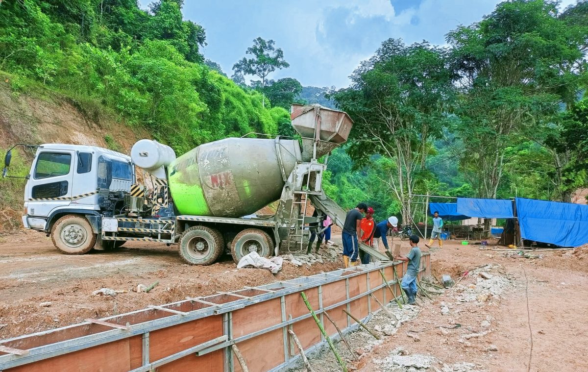 Proses pengerjaan proyek peningkatan ruas jalan Lenangguar–Lunyuk, Kabupaten Sumbawa, dengan nilai anggaran Rp19 miliar. Proyek strategis ini tengah menjadi sorotan publik menyusul laporan dugaan penyalahgunaan wewenang ke Kejaksaan Tinggi Nusa Tenggara Barat.