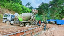 Proses pengerjaan proyek peningkatan ruas jalan Lenangguar–Lunyuk, Kabupaten Sumbawa, dengan nilai anggaran Rp19 miliar. Proyek strategis ini tengah menjadi sorotan publik menyusul laporan dugaan penyalahgunaan wewenang ke Kejaksaan Tinggi Nusa Tenggara Barat.