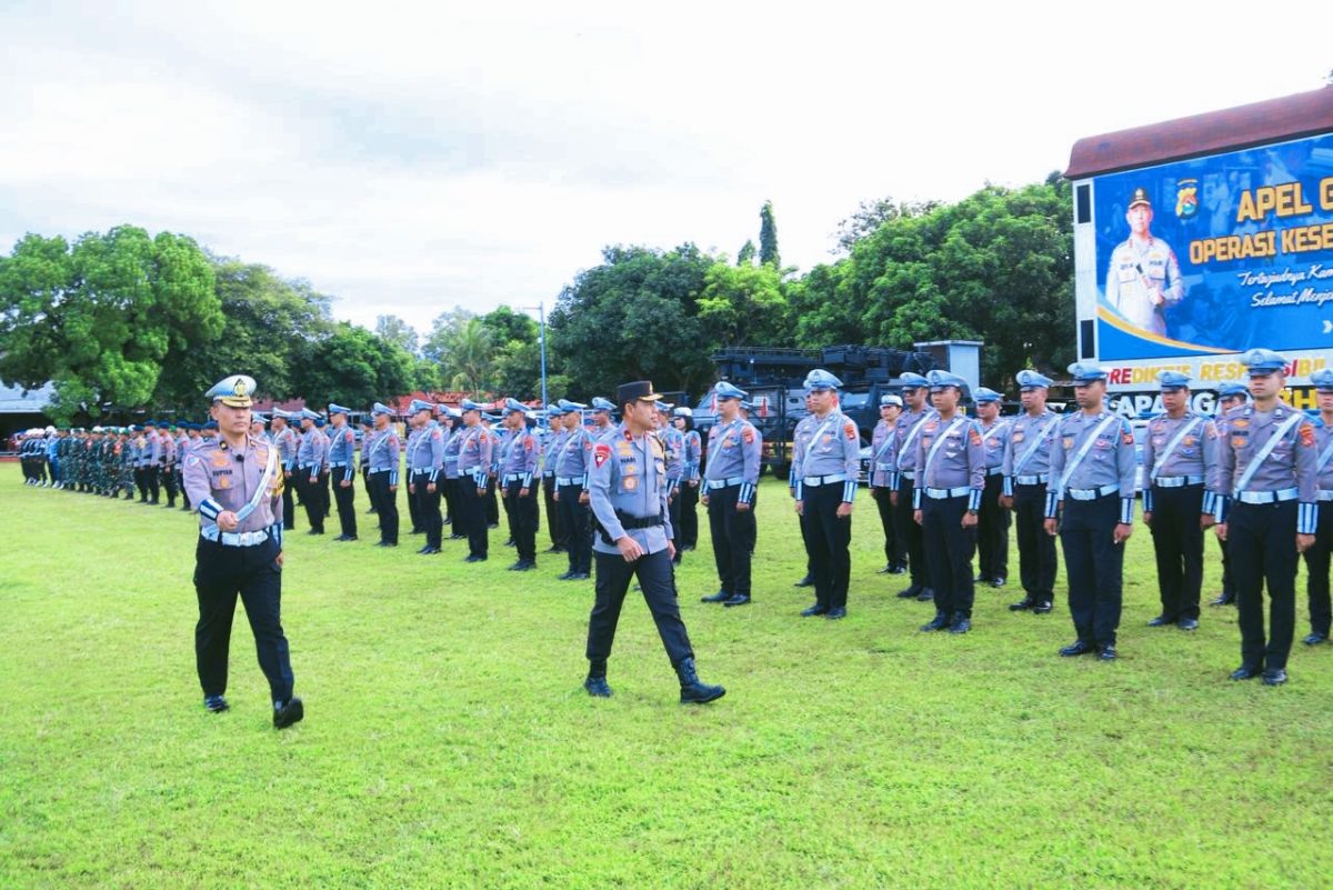 Personel Polda NTB mengikuti apel gelar pasukan Operasi Keselamatan Rinjani 2026 di Lapangan Bharadaksa, Mataram, Senin (2/2/2026). Operasi digelar selama 14 hari untuk menekan pelanggaran lalu lintas.