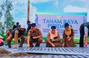 Pelaksana Tugas Kepala Bidang Dinas Pertanian dan Ketahanan Pangan Provinsi NTB H.Rifai bersama perwakilan Kementerian Pertanian RI, importir, dan kelompok tani melakukan penanaman perdana bawang putih dalam rangka Program Wajib Tanam Bawang Putih (RIPH) 2026 di Desa Sembalun, Lombok Timur, Selasa (3/2/2026).