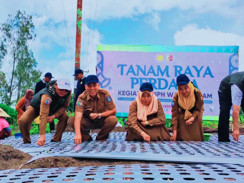 Pelaksana Tugas Kepala Bidang Dinas Pertanian dan Ketahanan Pangan Provinsi NTB H.Rifai bersama perwakilan Kementerian Pertanian RI, importir, dan kelompok tani melakukan penanaman perdana bawang putih dalam rangka Program Wajib Tanam Bawang Putih (RIPH) 2026 di Desa Sembalun, Lombok Timur, Selasa (3/2/2026).