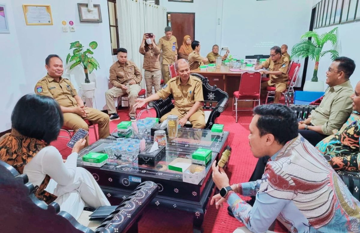 Kepala Dinas Peternakan dan Kesehatan Hewan Provinsi NTB, Muhamad Riadi, S.P., M.Ec.Dev., didampingi jajaran, menerima kunjungan kerja Anggota DPRD Kabupaten Lamandau, Kalimantan Tengah, di Ruang Kerja Kadis, Selasa (3/2/2026), dalam rangka penguatan sektor peternakan dan pengembangan bibit sapi unggul serta pencegahan PMK.