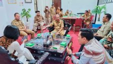 Kepala Dinas Peternakan dan Kesehatan Hewan Provinsi NTB, Muhamad Riadi, S.P., M.Ec.Dev., didampingi jajaran, menerima kunjungan kerja Anggota DPRD Kabupaten Lamandau, Kalimantan Tengah, di Ruang Kerja Kadis, Selasa (3/2/2026), dalam rangka penguatan sektor peternakan dan pengembangan bibit sapi unggul serta pencegahan PMK.