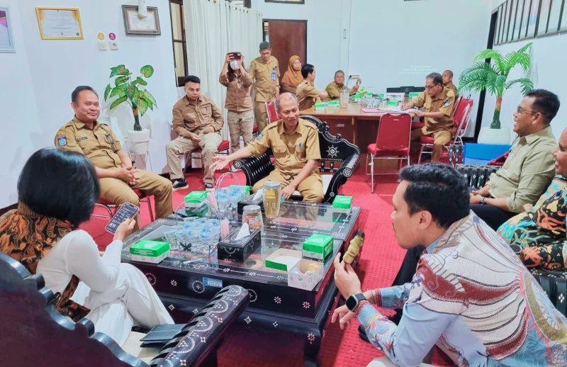 Kepala Dinas Peternakan dan Kesehatan Hewan Provinsi NTB, Muhamad Riadi, S.P., M.Ec.Dev., didampingi jajaran, menerima kunjungan kerja Anggota DPRD Kabupaten Lamandau, Kalimantan Tengah, di Ruang Kerja Kadis, Selasa (3/2/2026), dalam rangka penguatan sektor peternakan dan pengembangan bibit sapi unggul serta pencegahan PMK.