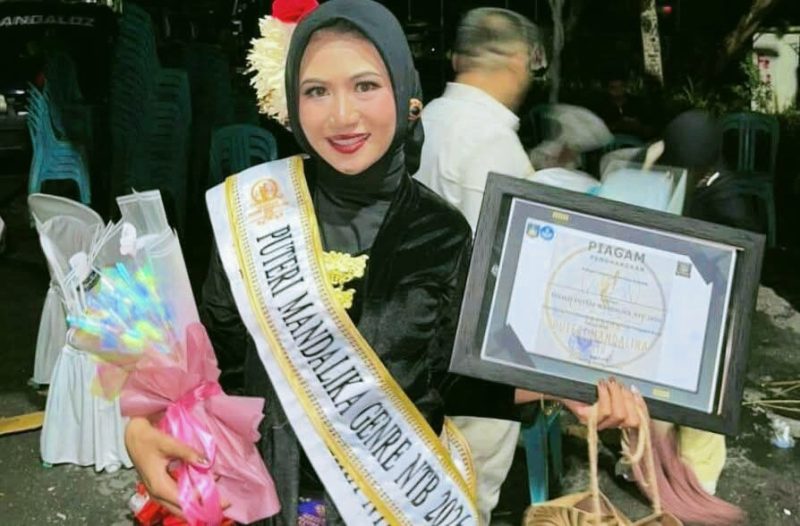 Sawlia Hidayati (21), mahasiswi UIN Mataram asal Lombok Utara, resmi menyandang gelar Puteri Mandalika Genre NTB 2026 pada ajang Grand Final tingkat Provinsi NTB.