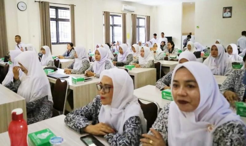 Pengurus Cabang dan Ranting IBI Lombok Barat mengikuti kegiatan pembekalan percepatan penurunan stunting sebagai bagian dari program Ibu Asuh Balita Berisiko Stunting.