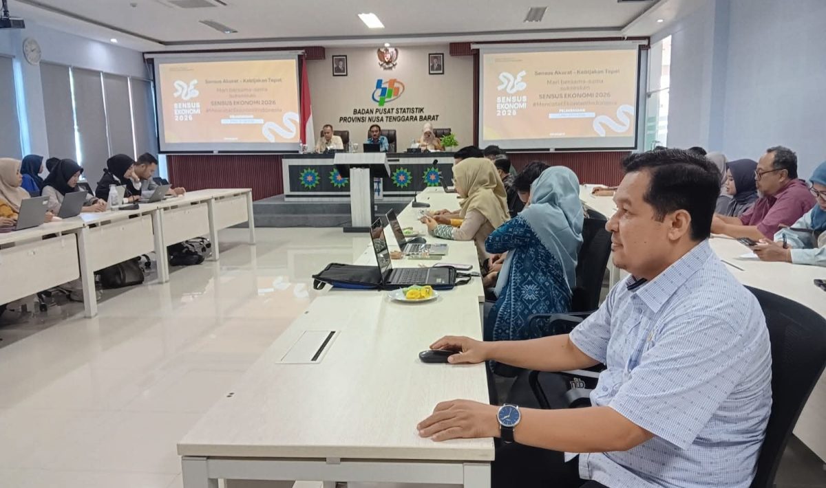 Kepala BPS NTB Drs. Wahyudin, M.M. menyampaikan Rilis Resmi Statistik Triwulan IV 2025 di Aula Tambora, Kantor BPS NTB, Kamis (5/2).