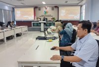 Kepala BPS NTB Drs. Wahyudin, M.M. menyampaikan Rilis Resmi Statistik Triwulan IV 2025 di Aula Tambora, Kantor BPS NTB, Kamis (5/2).
