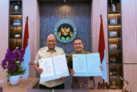 Kepala Badan Gizi Nasional Dadan Hindayana bersama Direktur Utama Bank NTB Syariah Nazaruddin saat penandatanganan MoU penyediaan layanan jasa perbankan di Kantor Pusat Badan Gizi Nasional, Jakarta, Jumat (06/02/2026).