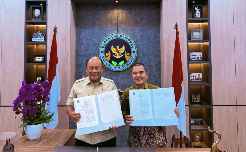 Kepala Badan Gizi Nasional Dadan Hindayana bersama Direktur Utama Bank NTB Syariah Nazaruddin saat penandatanganan MoU penyediaan layanan jasa perbankan di Kantor Pusat Badan Gizi Nasional, Jakarta, Jumat (06/02/2026).