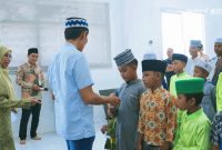 Jajaran pimpinan KPU Provinsi NTB saat menyerahkan santunan kepada anak yatim piatu menjelang Bulan Suci Ramadhan 1447 H.