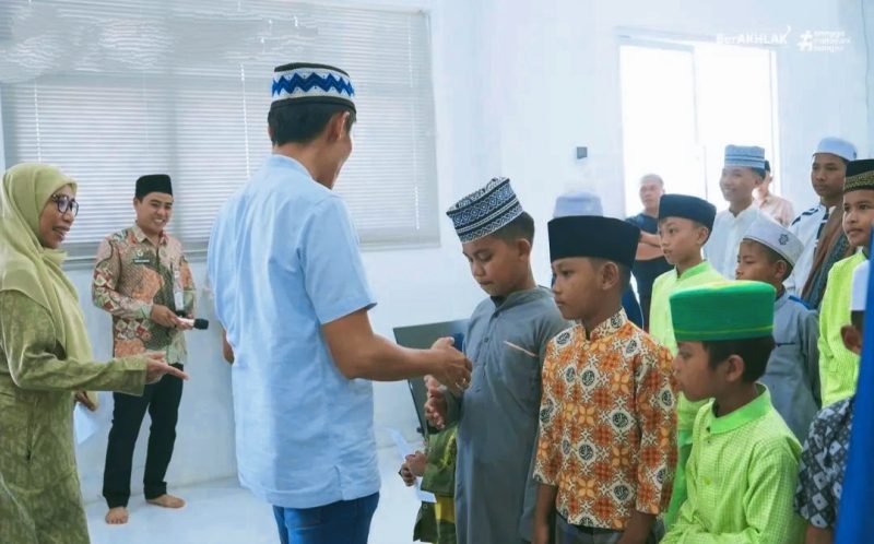 Jajaran pimpinan KPU Provinsi NTB saat menyerahkan santunan kepada anak yatim piatu menjelang Bulan Suci Ramadhan 1447 H.