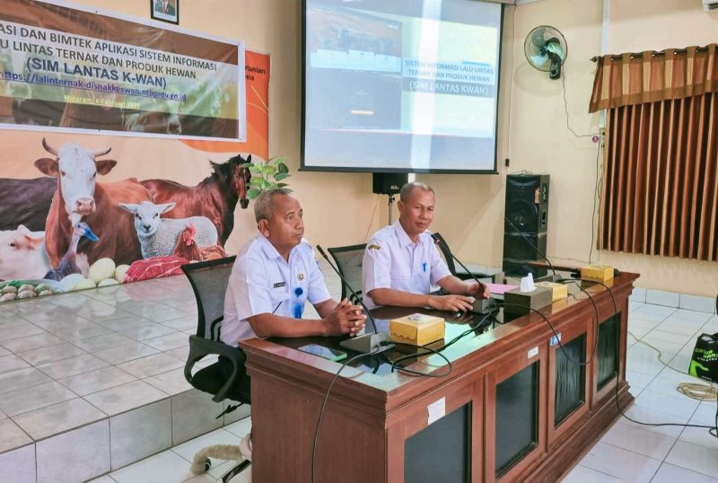 Kepala Dinas Peternakan dan Kesehatan Hewan NTB, Muhamad Riadi, membuka Sosialisasi dan Bimtek SIM LANTAS KWAN di Aula Dinas, Rabu (4/2/2026).