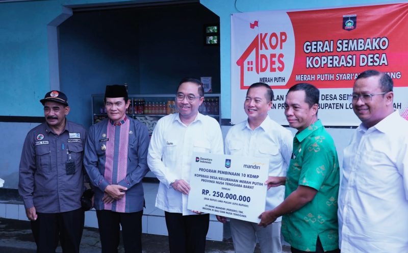 Gubernur NTB Lalu Muhamad Iqbal bersama Wakil Bupati Lombok Tengah dan Regional CEO Bank Mandiri Wilayah Bali Nusra saat penyerahan dana pembinaan Rp250 juta kepada 10 KDMP percontohan di Desa Semoyang, Lombok Tengah, Selasa (5/2/2026).