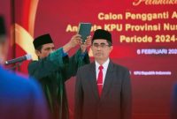 Bukhari saat mengikuti prosesi pelantikan sebagai PAW Anggota KPU Provinsi NTB periode 2024–2029 secara daring di Gedung B Kantor KPU NTB, Mataram, Jumat (6/2/2026).