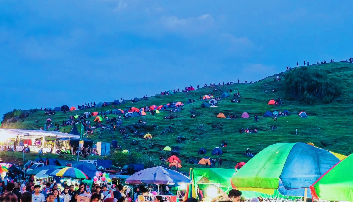 Ribuan pengunjung memadati kawasan Pantai Seger, Kuta Mandalika, Lombok Tengah, saat Festival Bau Nyale 2026. Terlihat tenda-tenda berdiri di perbukitan sekitar lokasi sebagai tempat pengunjung menanti puncak tradisi menangkap nyale pada dini hari.