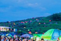 Ribuan pengunjung memadati kawasan Pantai Seger, Kuta Mandalika, Lombok Tengah, saat Festival Bau Nyale 2026. Terlihat tenda-tenda berdiri di perbukitan sekitar lokasi sebagai tempat pengunjung menanti puncak tradisi menangkap nyale pada dini hari.