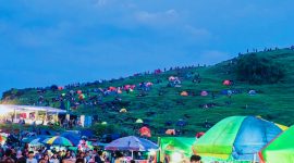 Ribuan pengunjung memadati kawasan Pantai Seger, Kuta Mandalika, Lombok Tengah, saat Festival Bau Nyale 2026. Terlihat tenda-tenda berdiri di perbukitan sekitar lokasi sebagai tempat pengunjung menanti puncak tradisi menangkap nyale pada dini hari.