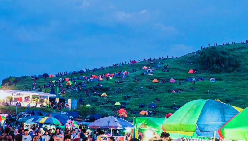 Ribuan pengunjung memadati kawasan Pantai Seger, Kuta Mandalika, Lombok Tengah, saat Festival Bau Nyale 2026. Terlihat tenda-tenda berdiri di perbukitan sekitar lokasi sebagai tempat pengunjung menanti puncak tradisi menangkap nyale pada dini hari.