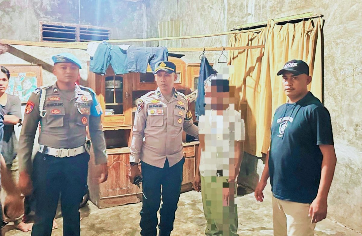 Personel Pamapta II Polres Dompu mengevakuasi terduga pelaku pembunuhan anak kandung di Desa Mbawi, Kecamatan Dompu, Jumat (6/2/2026) malam. Evakuasi dilakukan guna mengamankan pelaku dari potensi amukan warga serta menjaga situasi tetap kondusif.