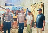 Personel Pamapta II Polres Dompu mengevakuasi terduga pelaku pembunuhan anak kandung di Desa Mbawi, Kecamatan Dompu, Jumat (6/2/2026) malam. Evakuasi dilakukan guna mengamankan pelaku dari potensi amukan warga serta menjaga situasi tetap kondusif.