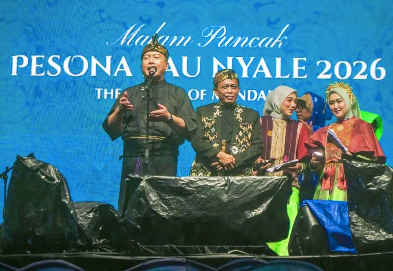Gubernur NTB Lalu Muhamad Iqbal menghadiri Malam Puncak Pesona Bau Nyale 2026 di Pantai Seger Mandalika, Lombok Tengah, Sabtu (7/2/2026), meski acara diguyur hujan.
