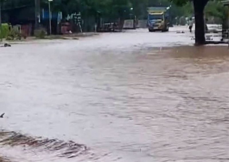 Jalan, rumah, Hingga  sekolah di Desa Oi Panihi, Kecamatan Tambora, Kabupaten Bima terendam banjir akibat hujan lebat, 8 Februari 2026.