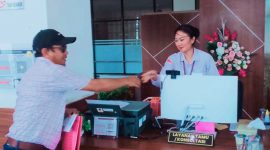 Dedi Kusnady saat menyampaikan laporan dugaan korupsi proyek RTH Karijawa Dompu TA 2025 ke Kejati NTB, Senin (9/2/2026).