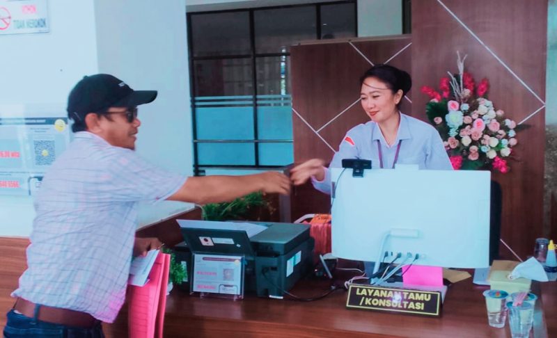 Dedi Kusnady saat menyampaikan laporan dugaan korupsi proyek RTH Karijawa Dompu TA 2025 ke Kejati NTB, Senin (9/2/2026).