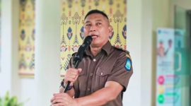 Kepala Bapenda NTB, dr. Jack, saat memimpin apel pagi di Halaman Kantor Bapenda Provinsi NTB, Senin (9/2/2026), menegaskan target kinerja dan membantah isu kenaikan pajak.