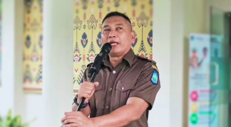 Kepala Bapenda NTB, dr. Jack, saat memimpin apel pagi di Halaman Kantor Bapenda Provinsi NTB, Senin (9/2/2026), menegaskan target kinerja dan membantah isu kenaikan pajak.