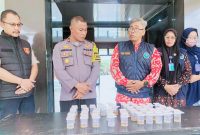 Ditengah, Kepala BNNK Bima, Budi Surya, saat mengumumkan hasil tes urine 41 personel Polres Bima Kota yang dinyatakan negatif narkoba.