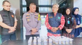 Ditengah, Kepala BNNK Bima, Budi Surya, saat mengumumkan hasil tes urine 41 personel Polres Bima Kota yang dinyatakan negatif narkoba.